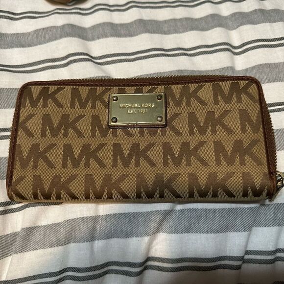 Micheal Kors MK Wallet - Picture 1 of 5